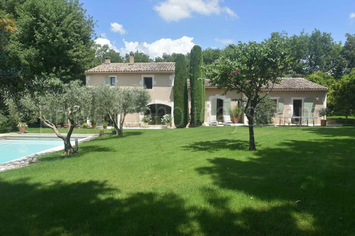 Magnificent villa with swimming pool near the centre of the village of Robion Magnificent villa with swimming pool near the centre of the village of Robion - -1