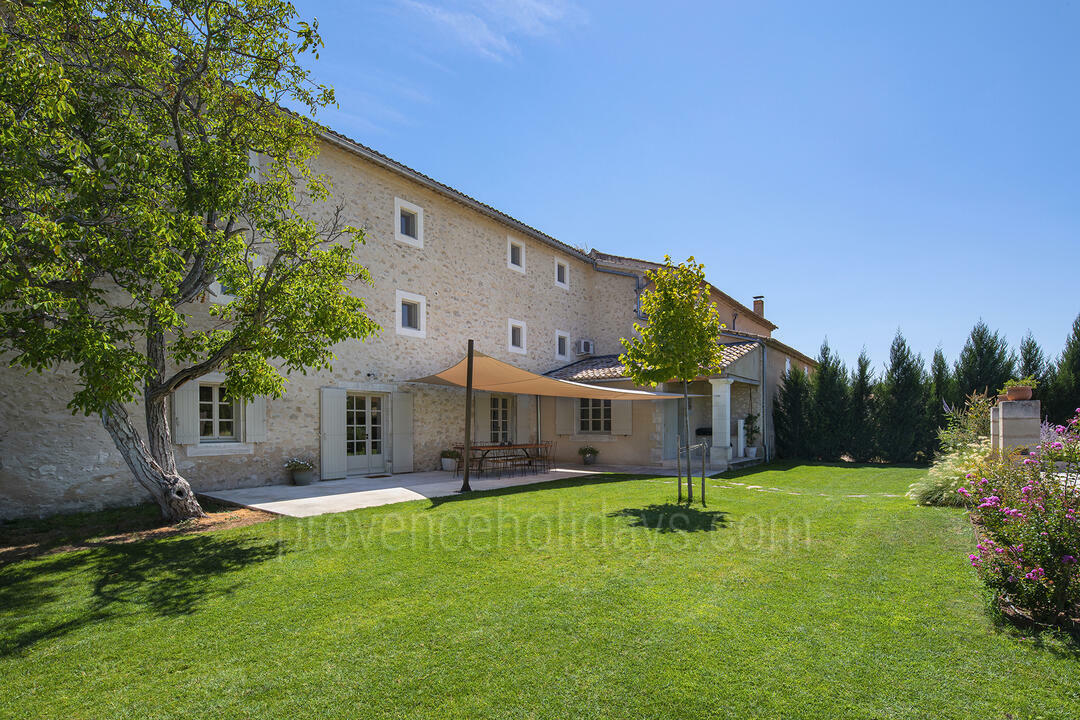 Beautiful Farmhouse with Jacuzzi in the Luberon 6 - Mas Robion: Villa: Exterior