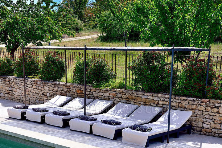 Vakantiewoning met verwarmd zwembad nabij Apt 3 - La Bastide des Chênes: Villa: Exterior