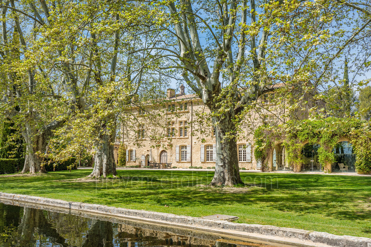 Luxusschloss mit Innen- und Außenpools im Luberon 1 - Château de Luberon: Villa: Exterior