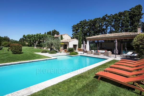 Beautiful Holiday Rental with Luxury Pool House