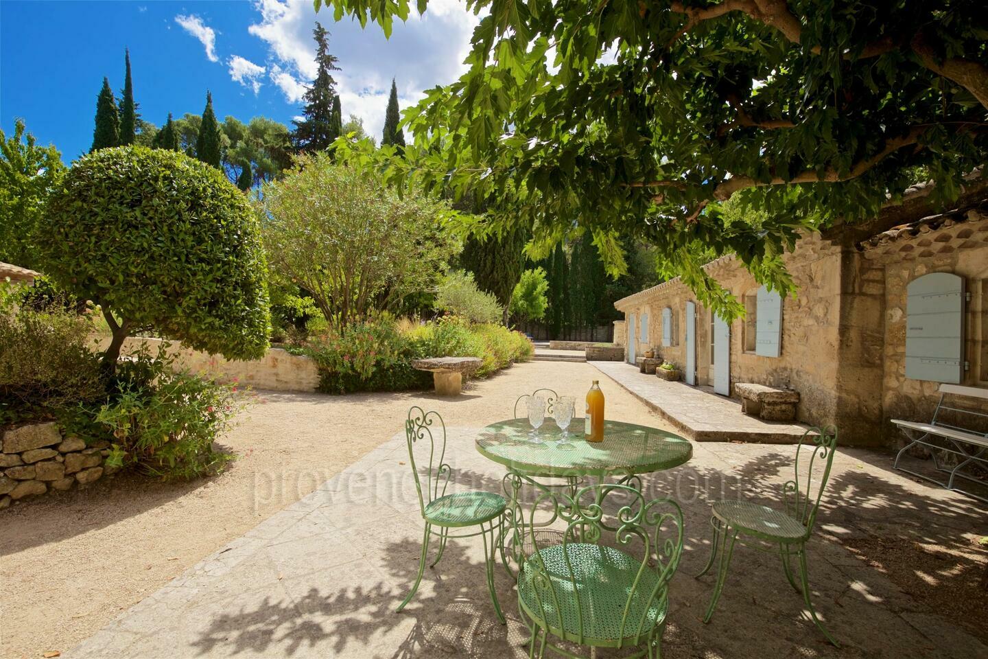 Beautifully Rennovated Farmhouse with Private Pool 12 - Chez Vincent: Villa: Exterior