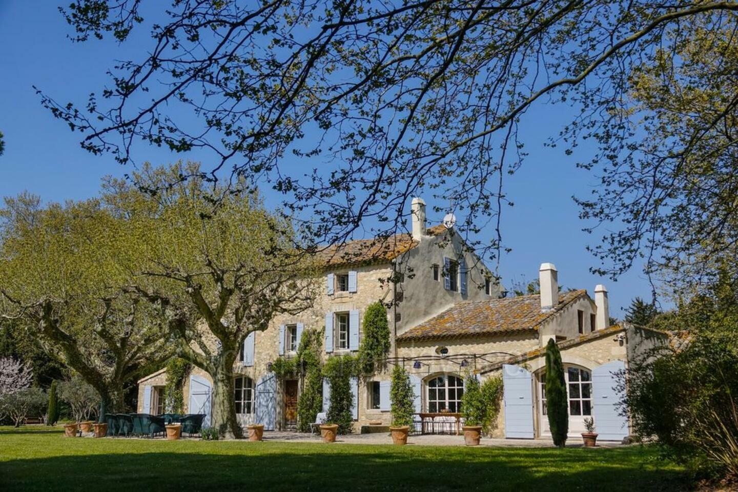 Gorgeous Estate with Private Tennis Court near Saint-Rémy 1 - Mas Saint-Andiol: Villa: Exterior