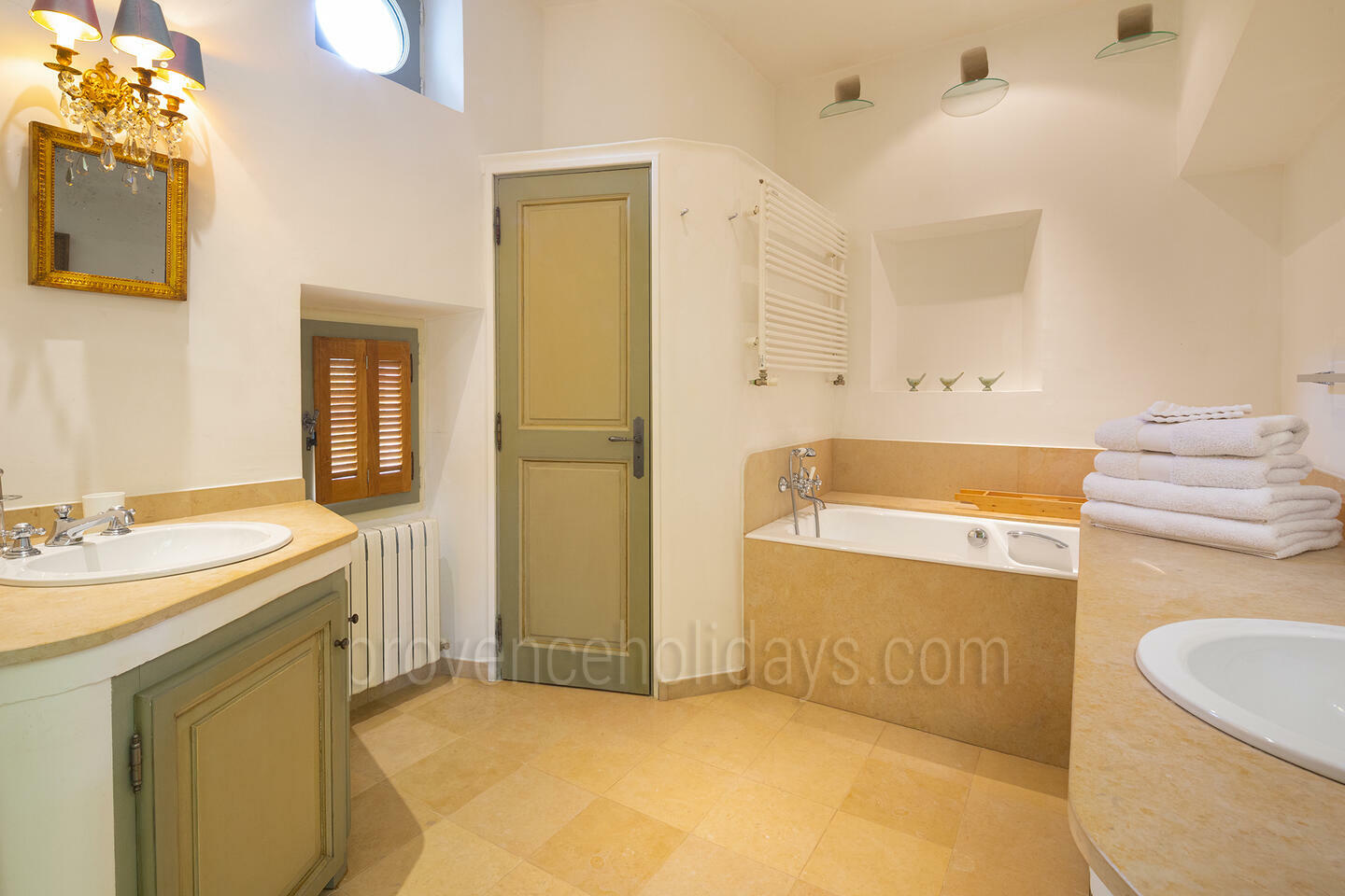 40 - Outstanding Property with Wonderful Views of the Luberon: Villa: Bedroom