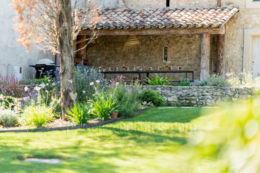 Charming Holiday Rental with Heated Pool near Oppède 7 - Le Mas des Vignes: Villa: Exterior
