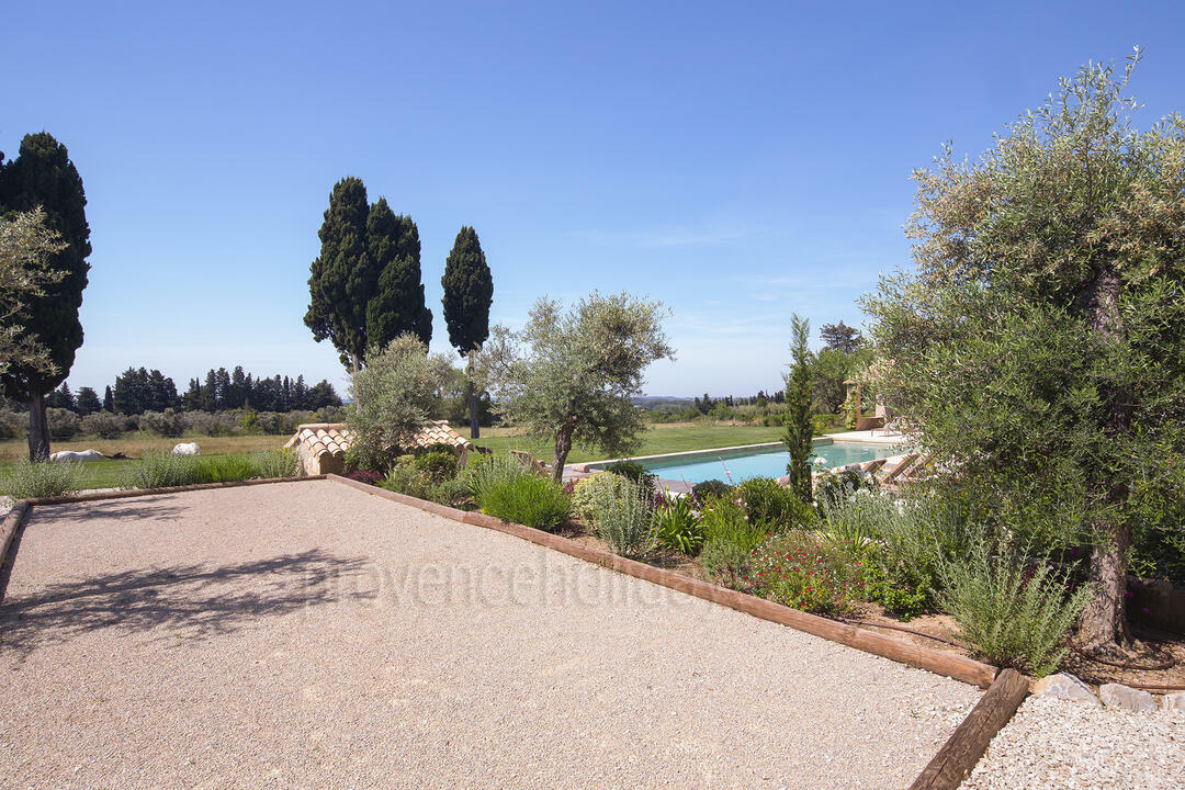 Beautiful Farmhouse with Heated Pool in Maussane-les-Alpilles 5 - Mas des Thyms: Villa: Exterior