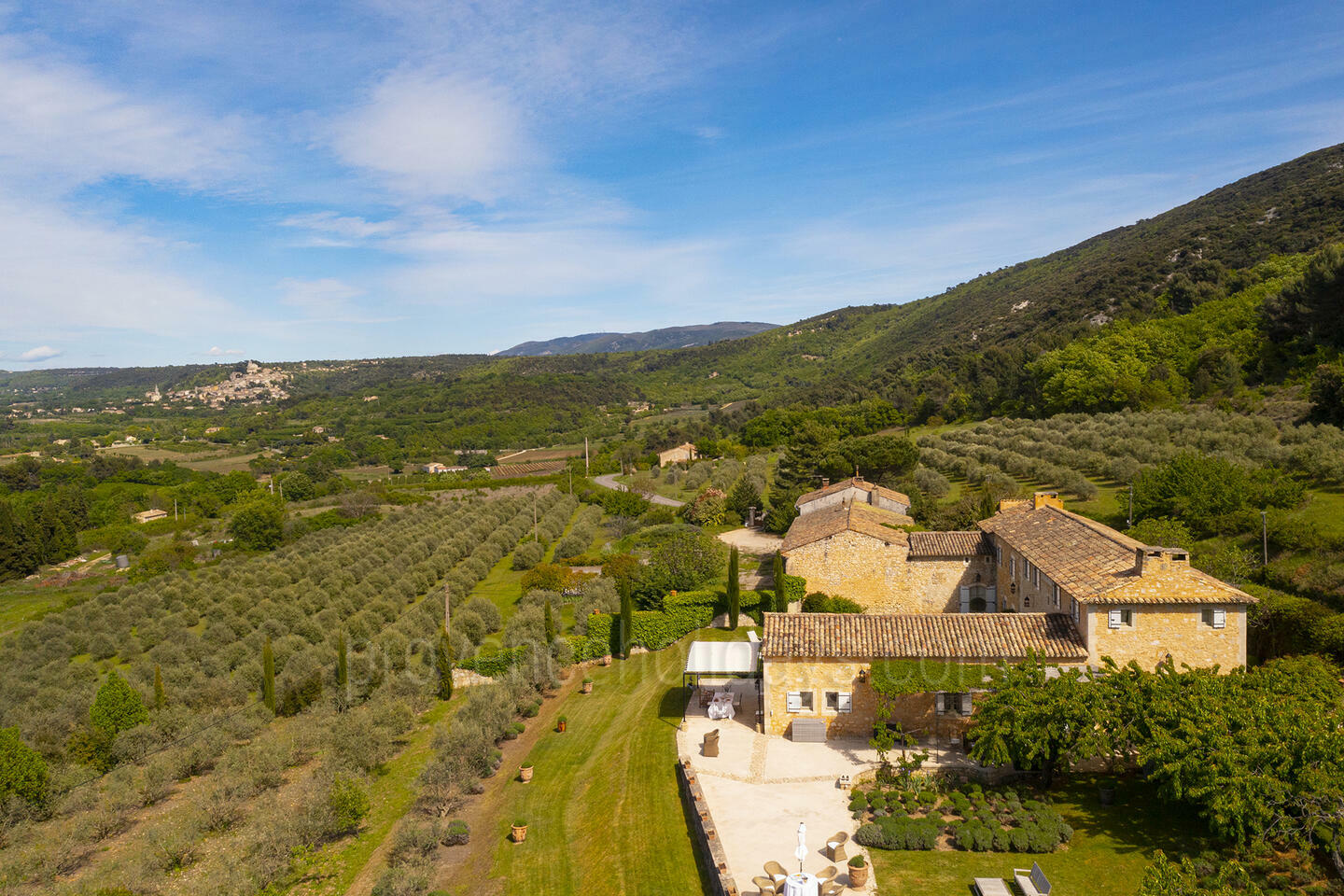 27 - Outstanding Property with Wonderful Views of the Luberon: Villa: Exterior