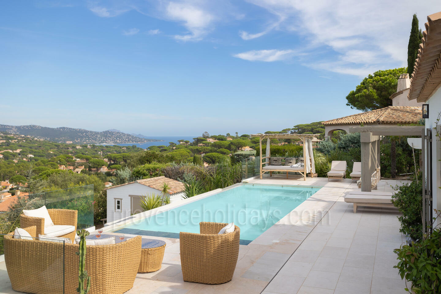 Villa moderne avec piscine à débordement chauffée à Sainte-Maxime 1 - La Villa du Golfe: Villa: Exterior