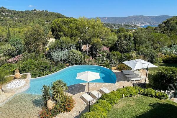 Stunning Villa with Infinity Pool just 900m from the Beach