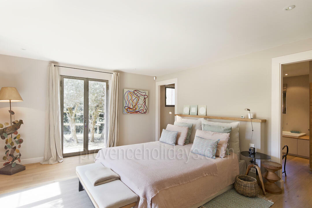 Interior-Designed Provençal Farmhouse with Private Pool 6 - Mas des Alpilles: Villa: Bedroom