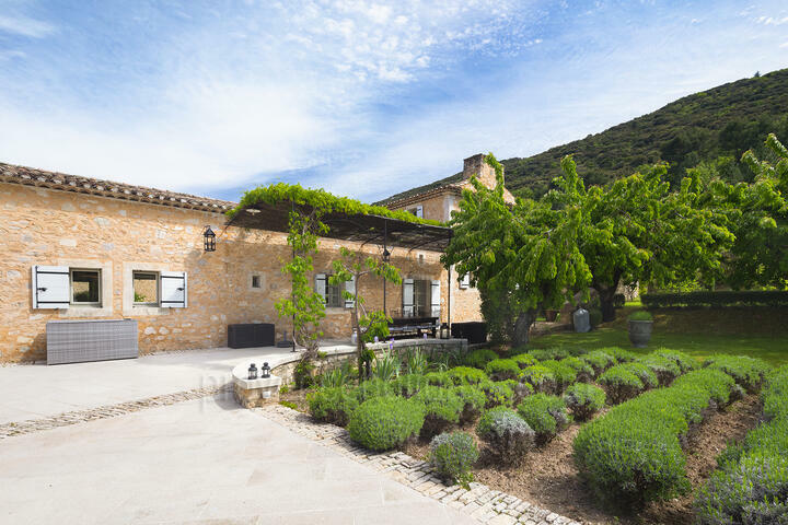 23 - Outstanding Property with Wonderful Views of the Luberon: Villa: Exterior