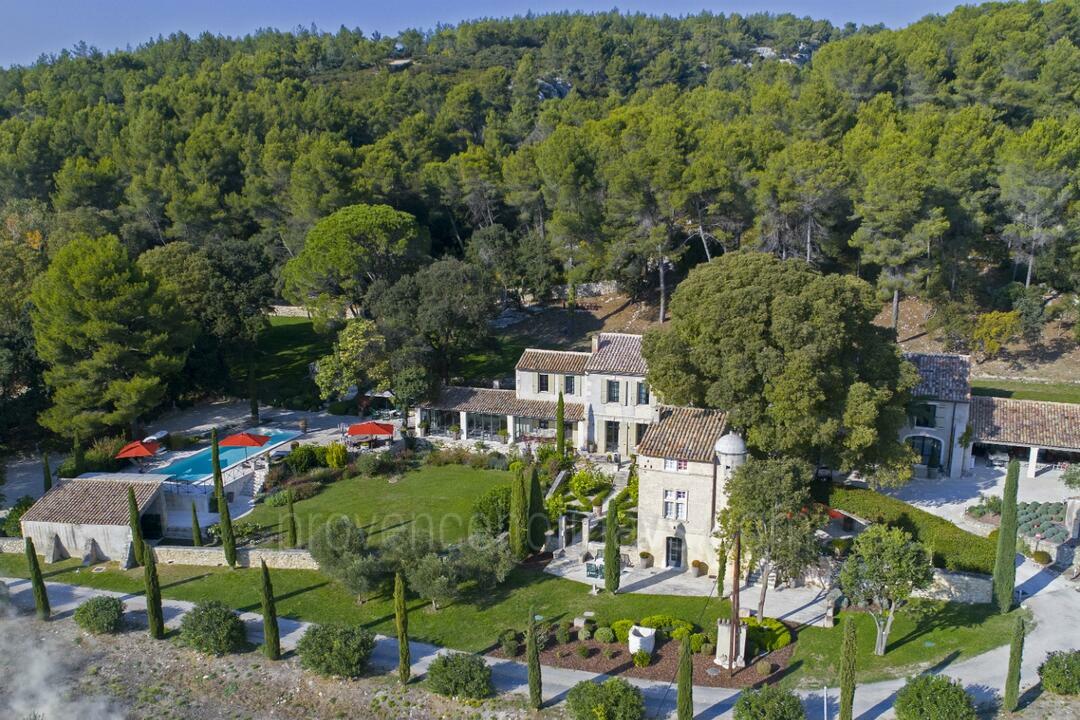 Luxury Holiday Rental with a Heated Pool in the Alpilles 5 - Domaine Bernard: Villa: Exterior