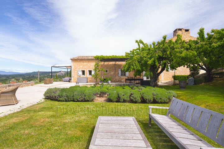 22 - Outstanding Property with Wonderful Views of the Luberon: Villa: Exterior
