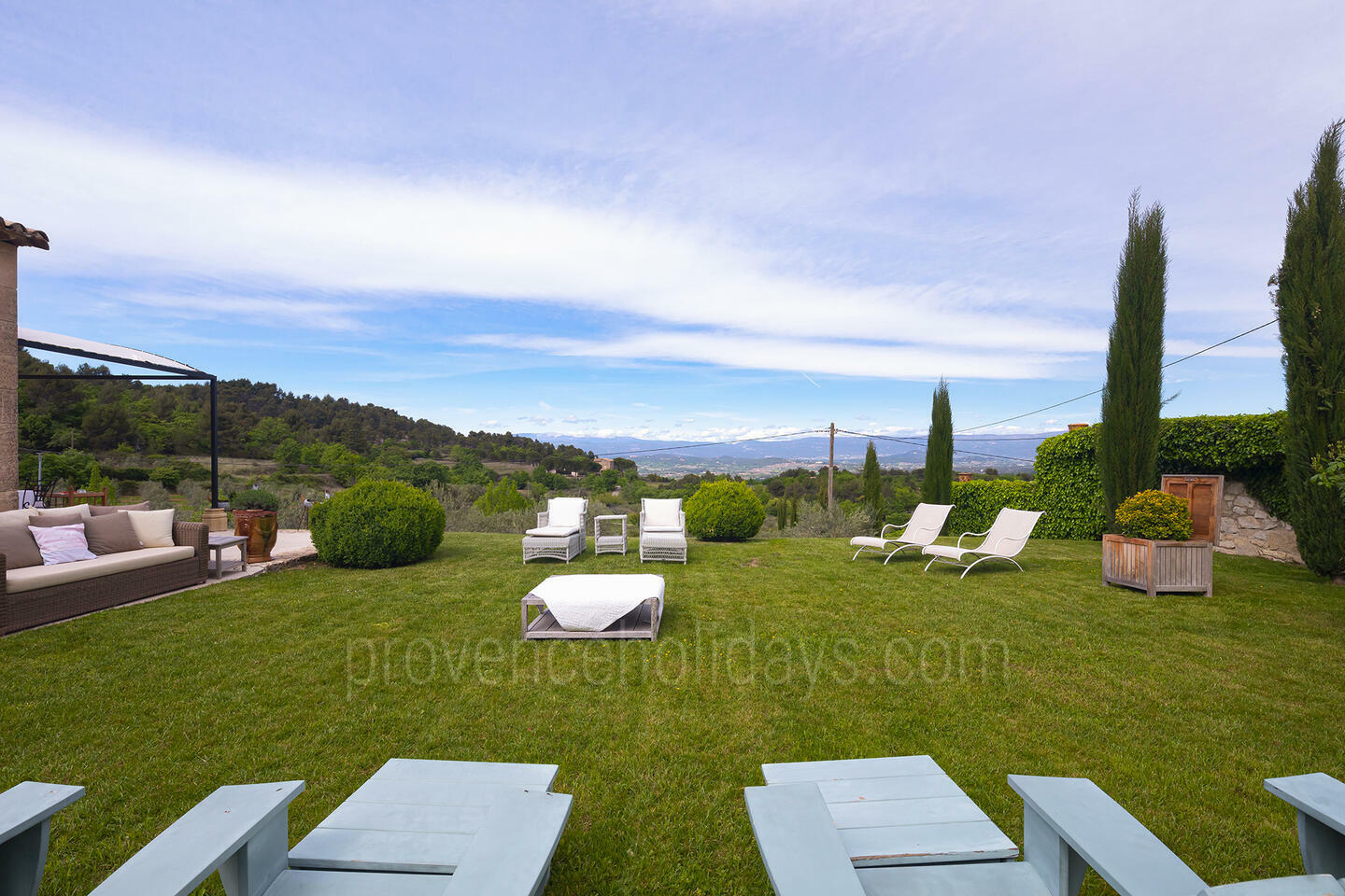 15 - Outstanding Property with Wonderful Views of the Luberon: Villa: Exterior