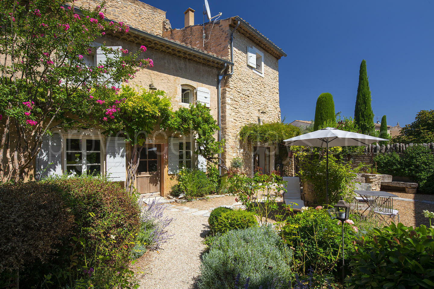 Elegant Farmhouse For Sale in the Heart of the Luberon Mas Cabrières: Exterior - 1