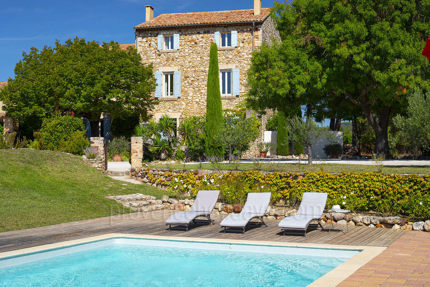 Restauriertes Bauernhaus mit beheiztem Pool im Luberon 1 - La Bastide des Pins: Villa: Exterior