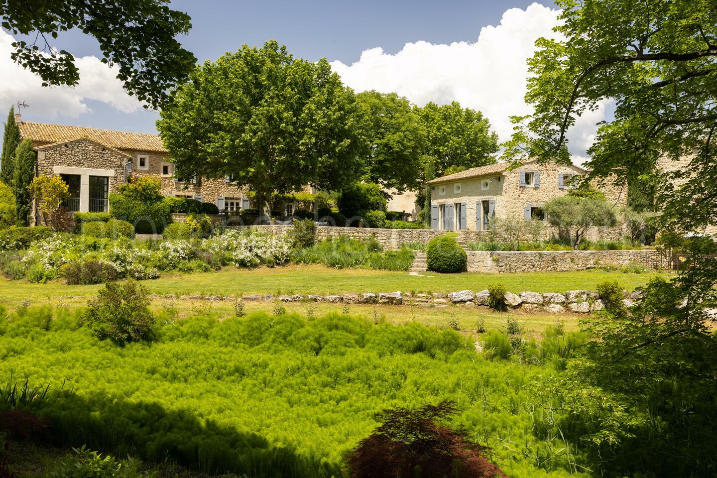 Location de vacances spectaculaire dans le Luberon avec piscine chauffée 1 - Petite Bastide de Goult: Villa: Exterior