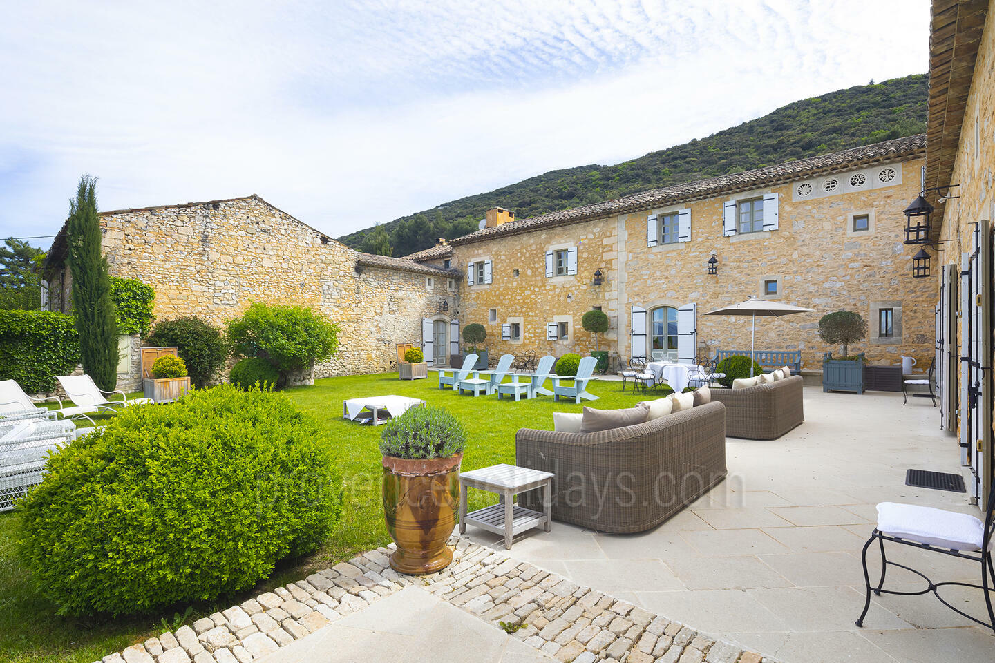 13 - Outstanding Property with Wonderful Views of the Luberon: Villa: Exterior
