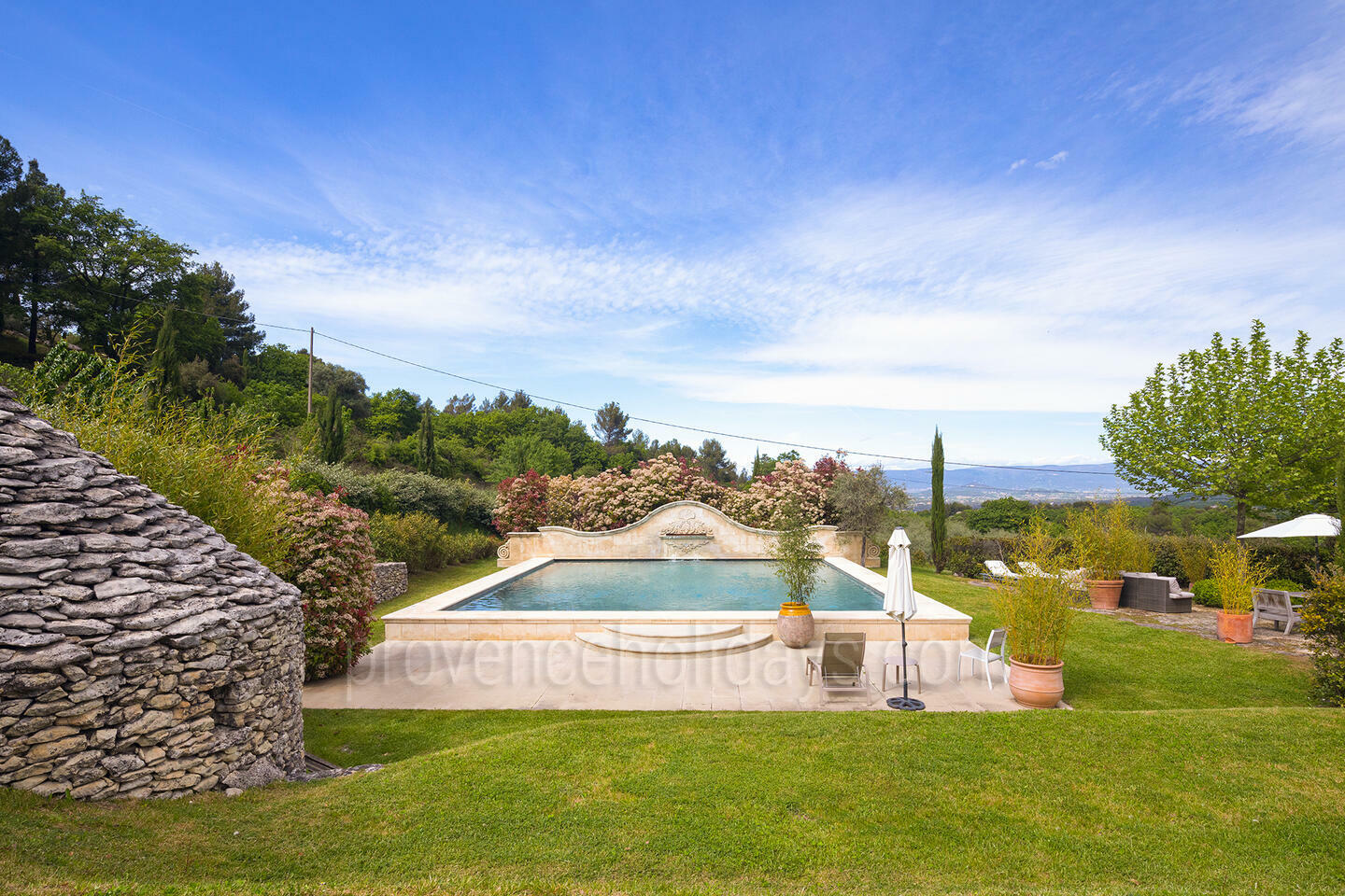 21 - Outstanding Property with Wonderful Views of the Luberon: Villa: Exterior