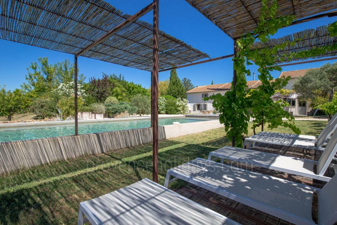 Modern Holiday Rental Within Walking Distance to the Village 14 - Villa Beaumes: Villa: Exterior