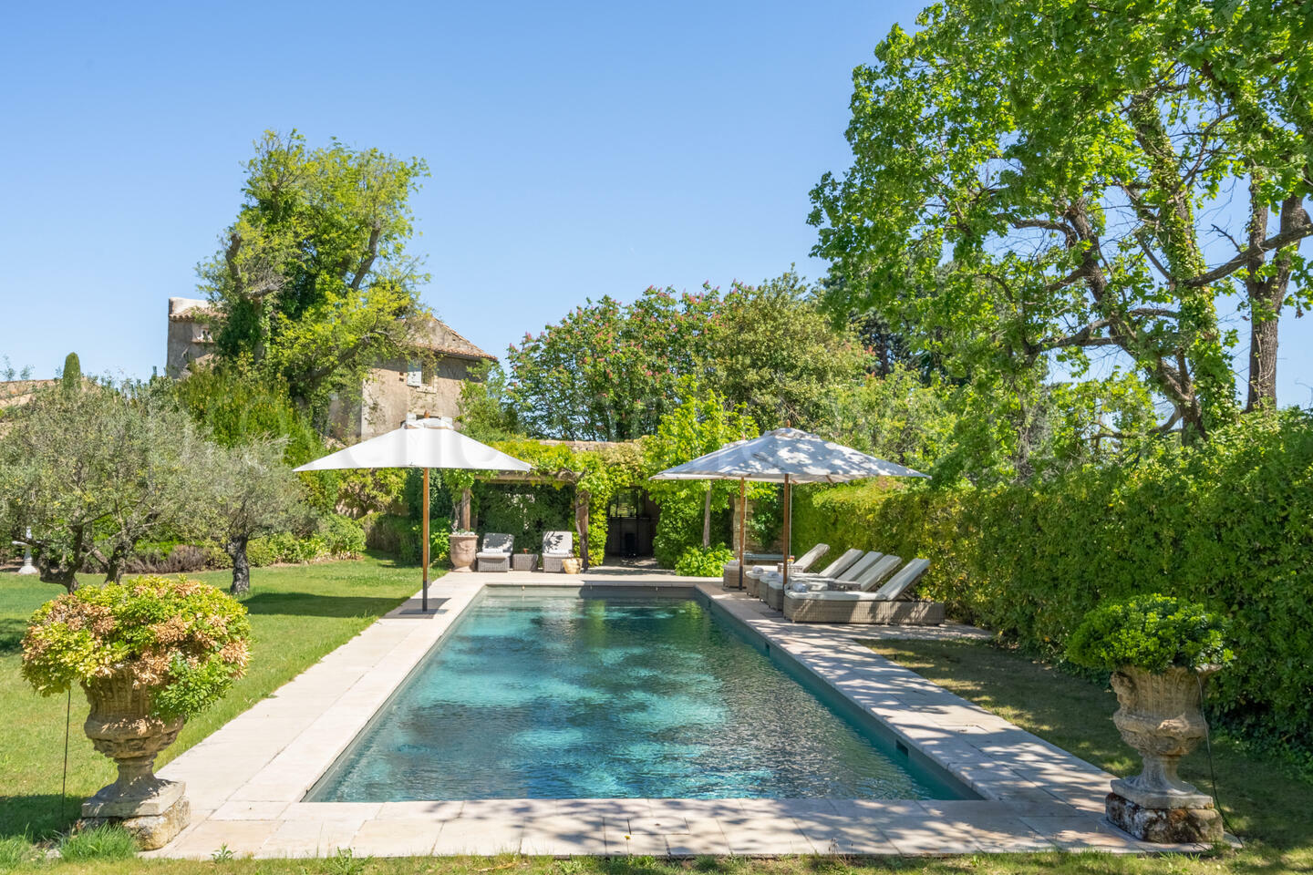Historical Paradise with Heated Pool and Pool House 1 - La Tour d\'Oppède: Villa: Pool