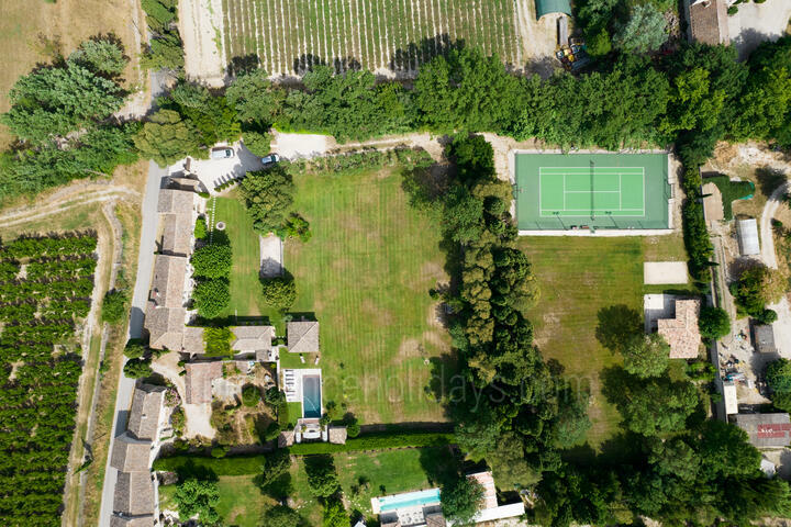 Charmant Provençaals landgoed met tennisbaan 2 - Le Domaine des Cyprès: Villa: Exterior