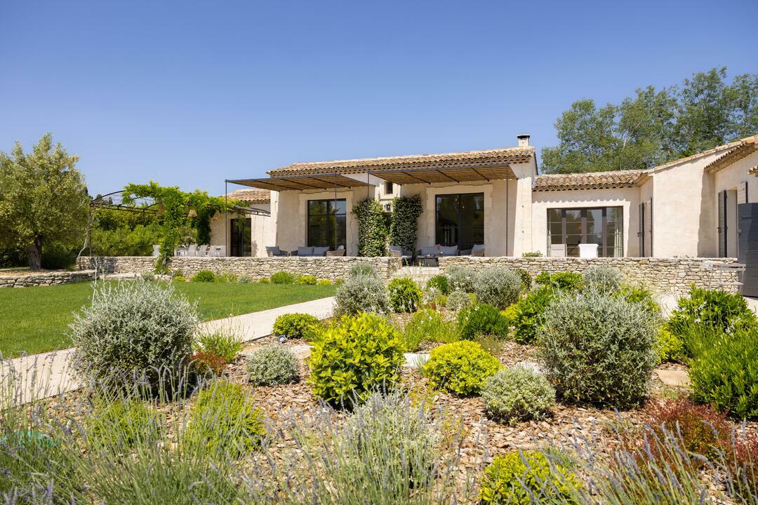 Modern Bungalow in Saint-Rémy-de-Provence 4 - Maison Méjeans: Villa: Exterior