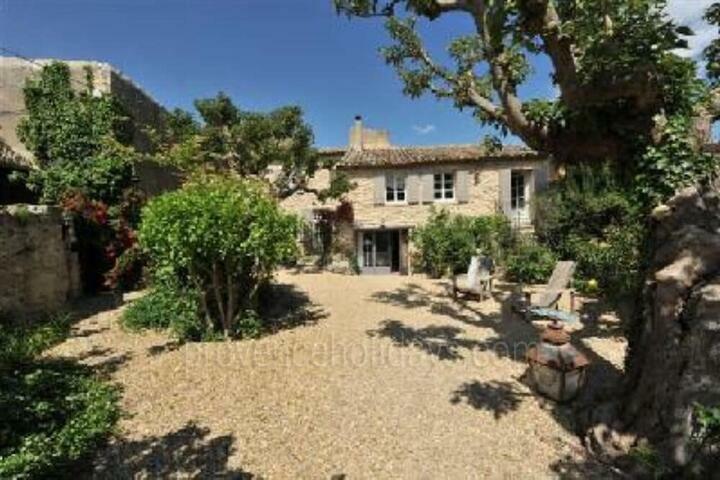 Recently Restored Home with Heated Pool in Cabrières d'Avignon