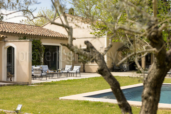 Charming Family Friendly Rental with Air Conditioning in Eygalières 0 - Maison Sainte Marthe: Villa: Exterior