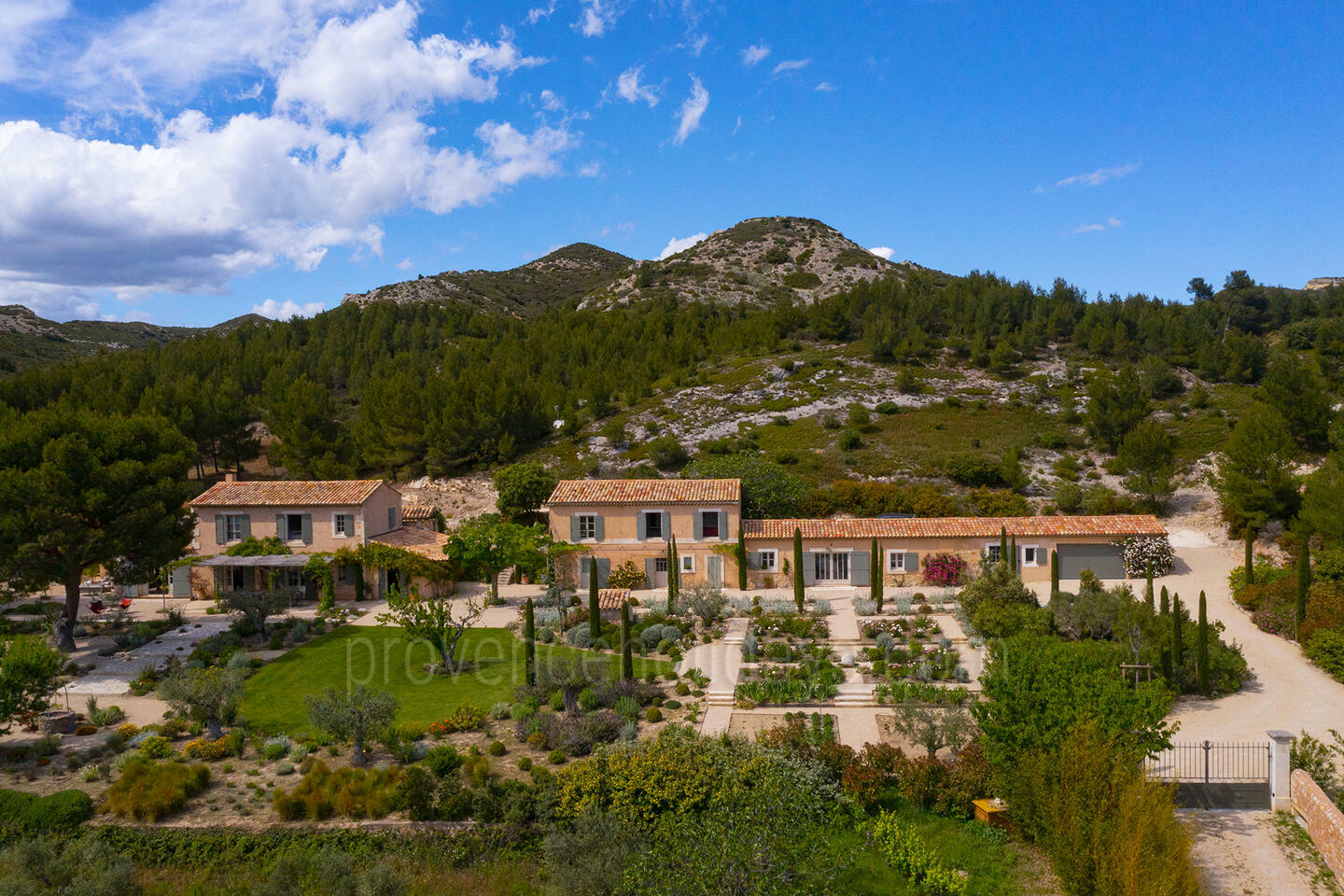 Schönes Bauernhaus in Alpilles mit atemberaubender Aussicht 1 - Mas des Cyprès: Villa: Exterior