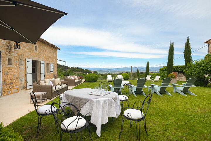17 - Outstanding Property with Wonderful Views of the Luberon: Villa: Exterior