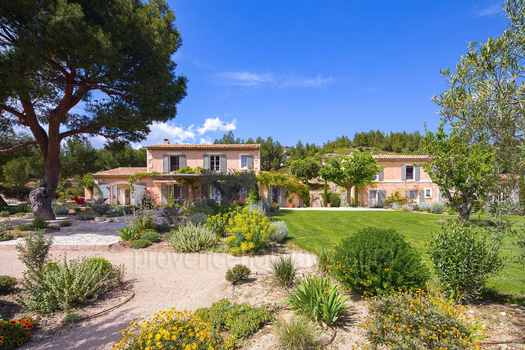 Beautiful Farmhouse in Alpilles with Stunning Views 7 - Mas des Cyprès: Villa: Exterior