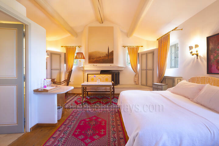 35 - Outstanding Property with Wonderful Views of the Luberon: Villa: Bedroom