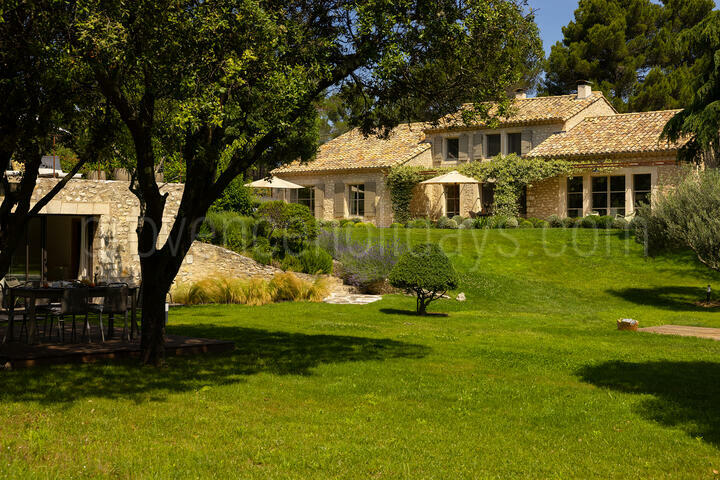 Charming Farmhouse with Heated Pool in Eygalières