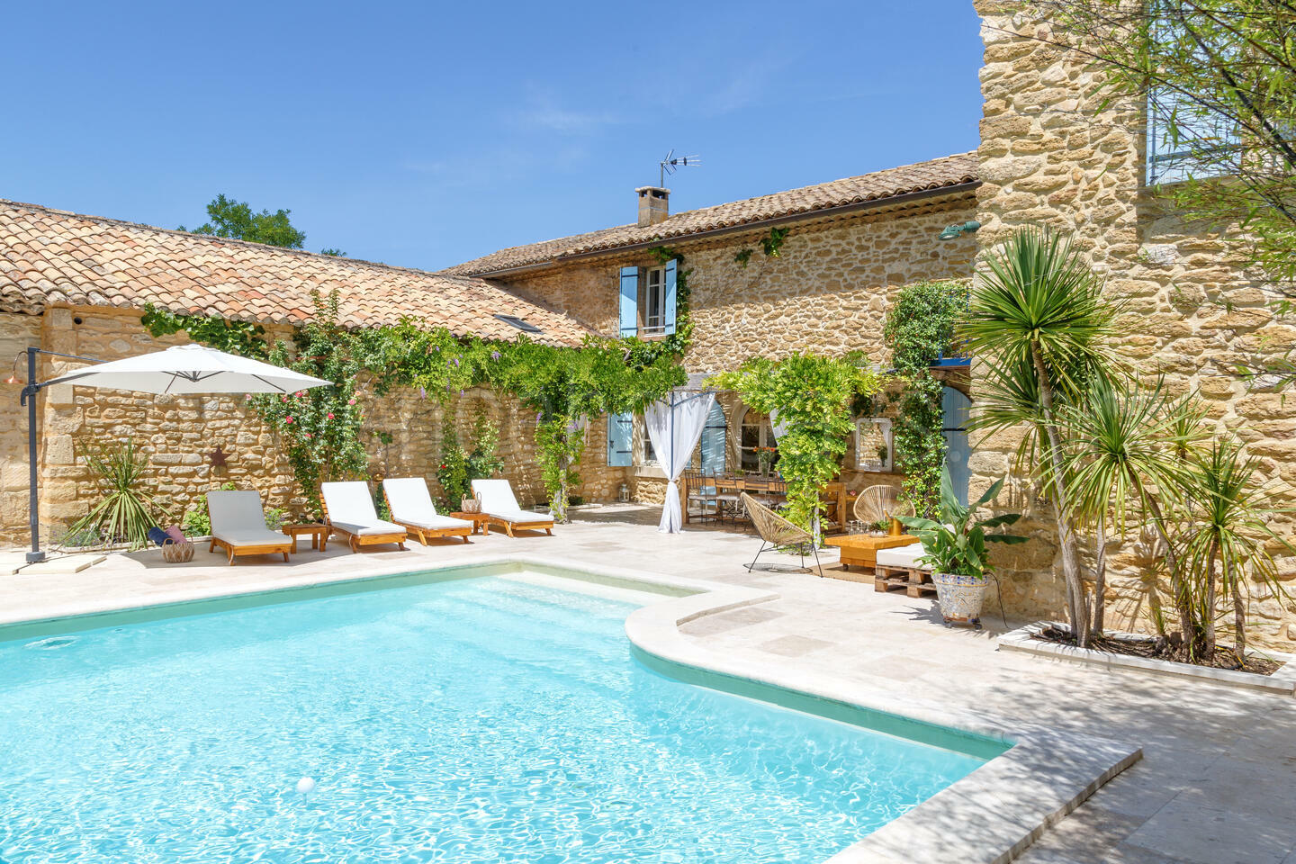 Family-friendly Mas with View of the Luberon Mountains 22 - Le Mas Chopin: Villa: Pool