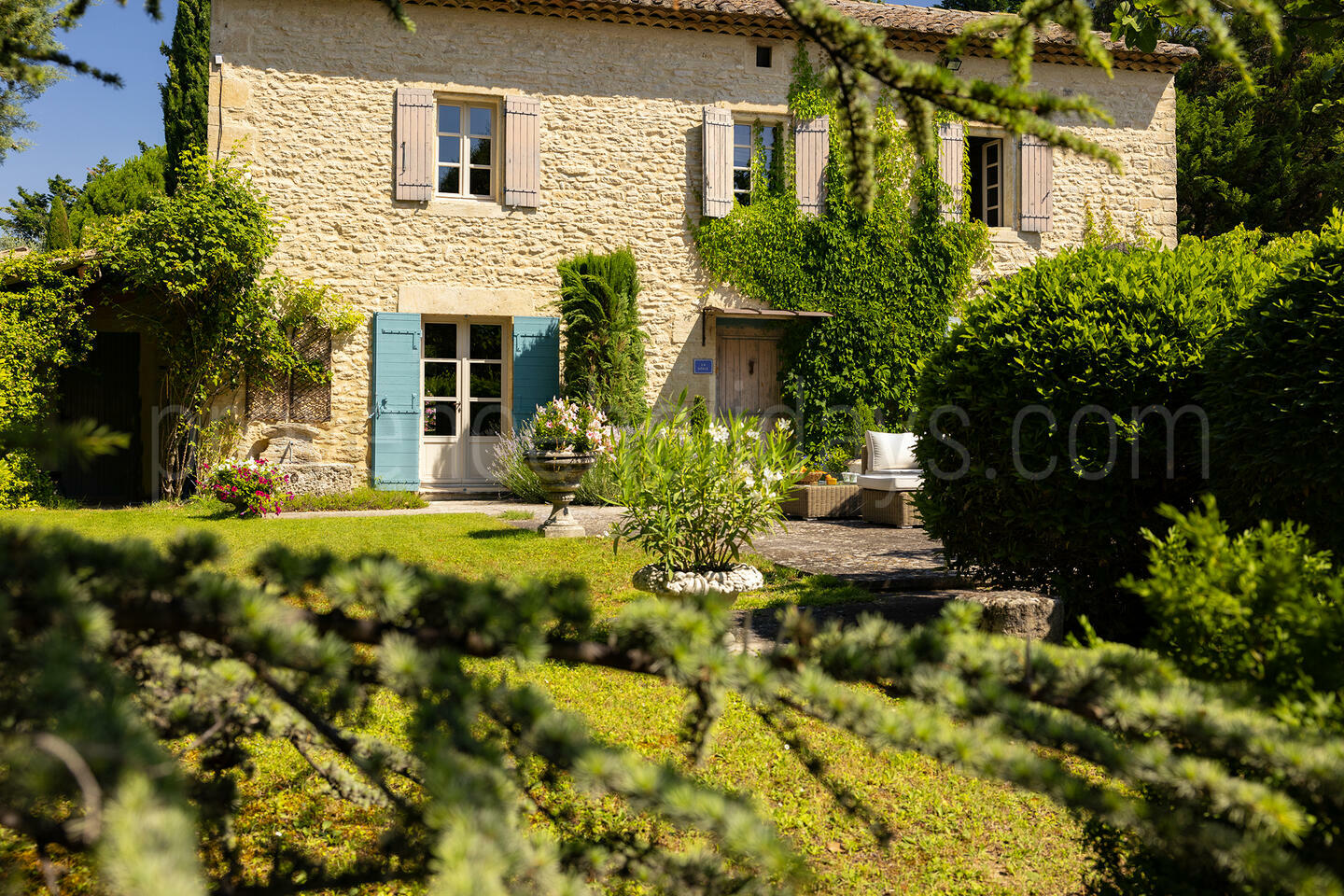 Wonderful Provençal Home to rent in Gordes 1 - Pine Lodge: Villa: Exterior