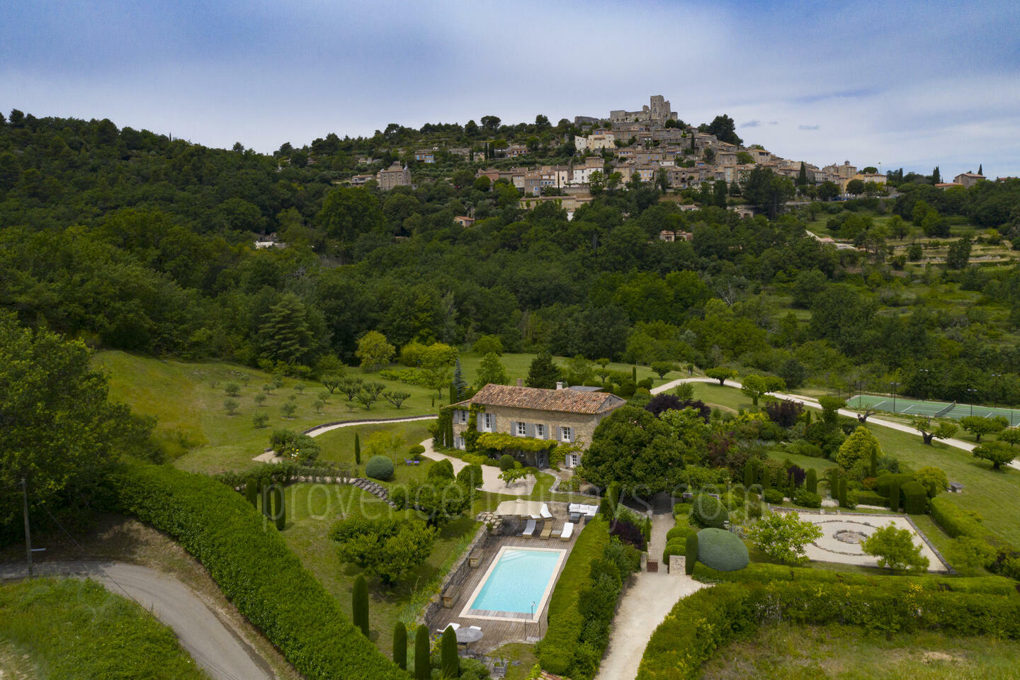 Luxury Holiday Rental with Private Tennis Court in Lacoste 1 - Chez Emile: Villa: Exterior