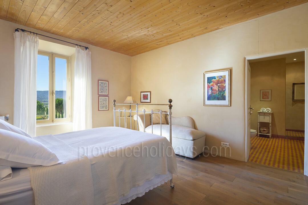 Restored Farmhouse with Heated Pool in the Luberon 4 - La Bastide des Pins: Villa: Bedroom