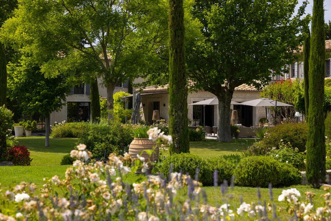 Grande maison de vacances avec beau jardin et piscine chauffée 5 - Mas Paradis: Villa: Exterior