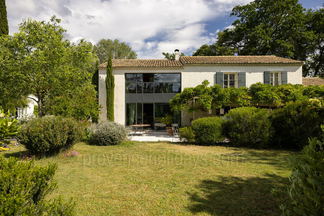 Magnificent Mas with independent annexes in the heart of the Alpilles 4 - Mas du Figuier: Villa: Exterior
