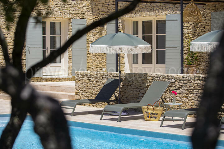 Beautiful Holiday Rental with Air Conditioning near Gordes 2 - Mas de Fontblanche: Villa: Exterior