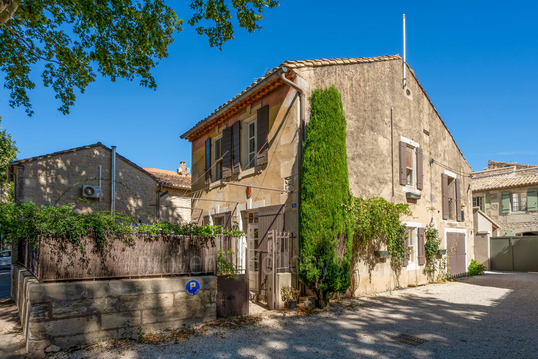 Village House with Spacious Courtyard, and Central Location in Maussane-les-Alpilles 5 - Maison Maussane: Villa: Exterior
