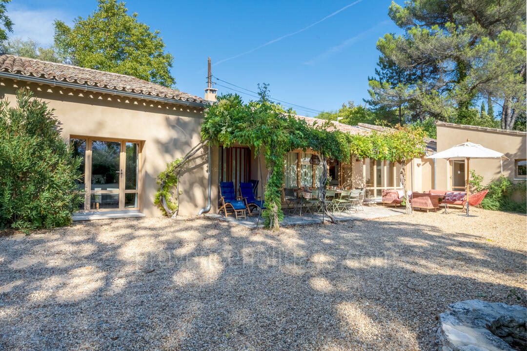 Beautiful Farmhouse with Heated Pool in Gordes, Luberon 6 - Mas des Sources: Villa: Exterior