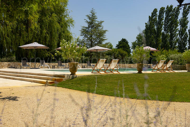 Propriété exceptionnelle avec piscine entre le Luberon et les Alpilles 2 - La Bastide Lavande: Villa: Exterior