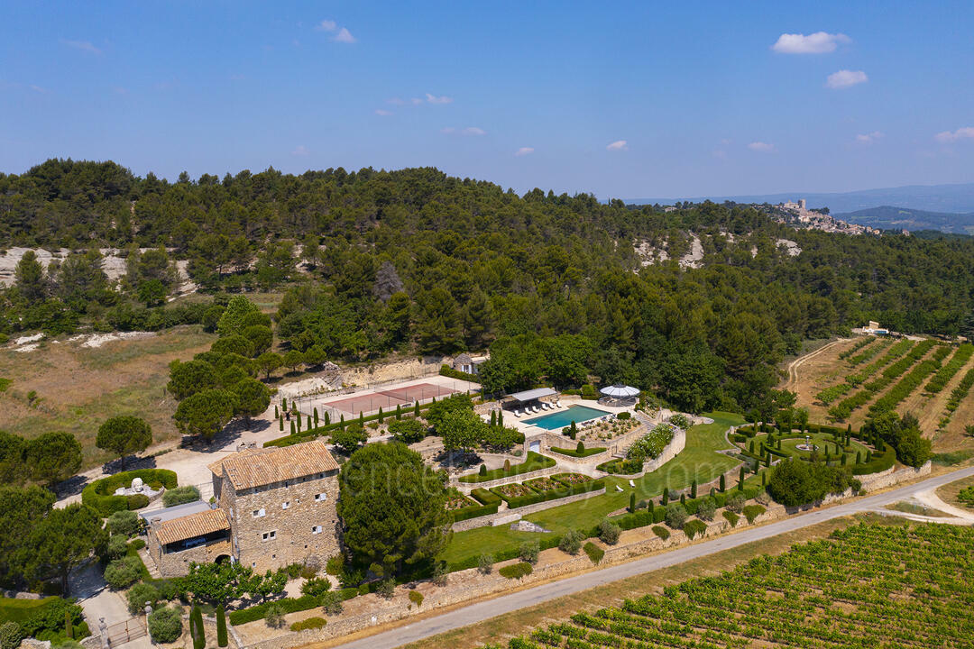 Gorgeous Property with Outstanding Views of Luberon Valley 7 - La Roseraie: Villa: Exterior