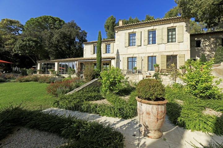 Luxury Holiday Rental with a Heated Pool in the Alpilles 3 - Domaine Bernard: Villa: Exterior