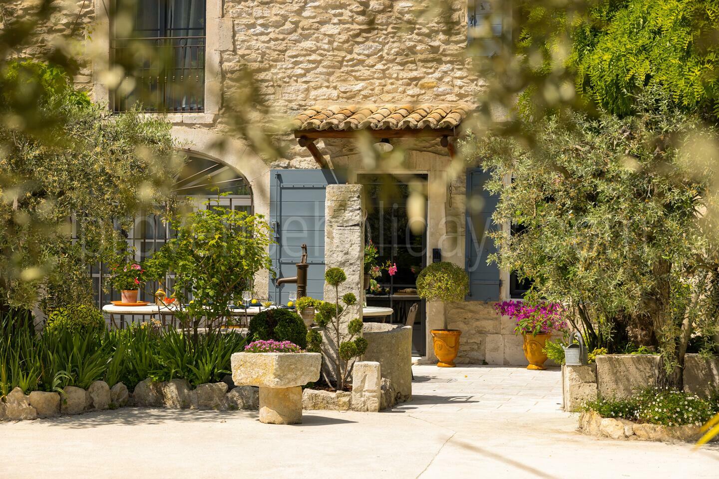 Luxury Holiday Rental with Heated Pool in Saint-Rémy-de-Provence 1 - Mas de l\'Oiseau: Villa: Interior
