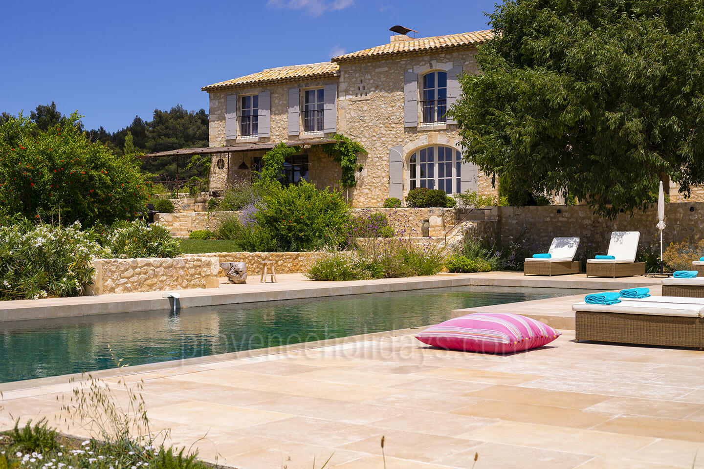 Fully Renovated Farmhouse with Heated Pool and Jacuzzi Mas des Baux: Exterior - 1