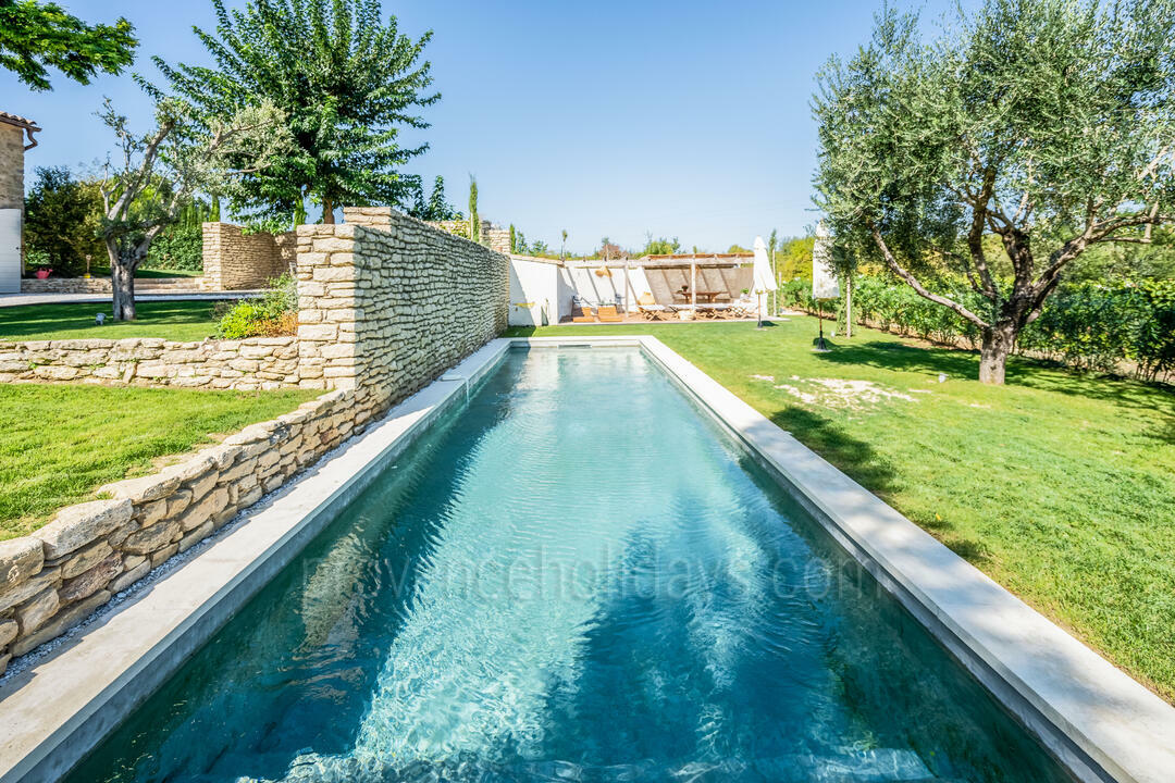 Location de vacances de charme avec piscine chauffée près d'Oppède 5 - Le Mas des Vignes: Villa: Exterior