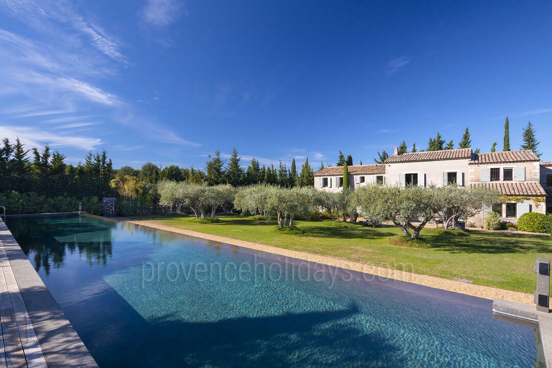Interior-Designed Provençal Farmhouse with Private Pool 4 - Mas des Alpilles: Villa: Pool